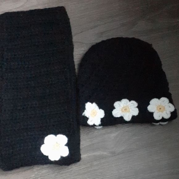 Crochet Daisy Hat & Scarf Set - Picture 1 of 6